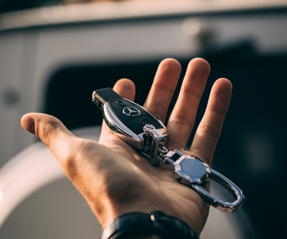 車の修理をしている様子