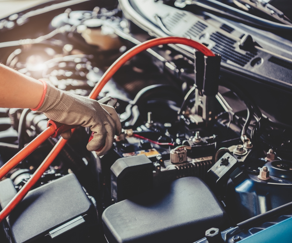 車の説明を受けている笑顔の女性