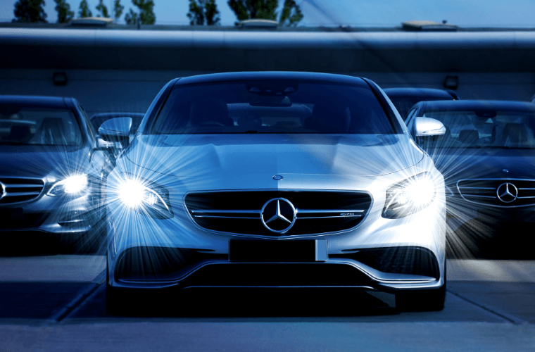 車3台が並びライトを照らしている様子