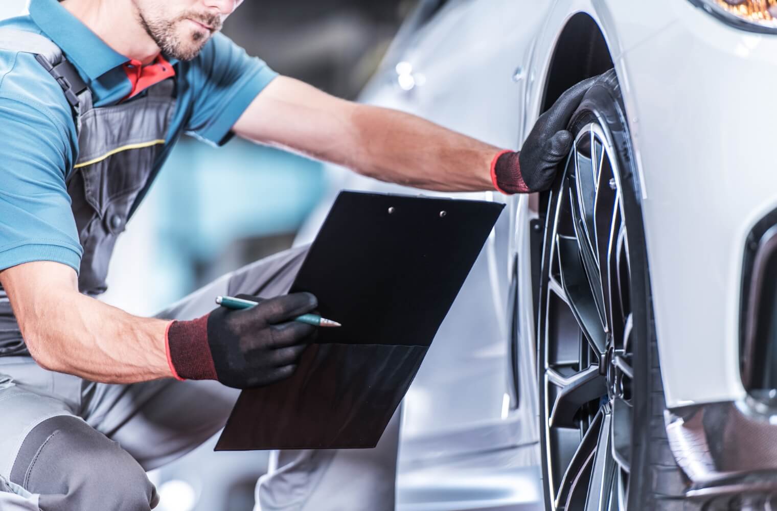 車の点検をしている様子